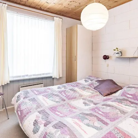 Three-bedroom In 1 Holiday home *
